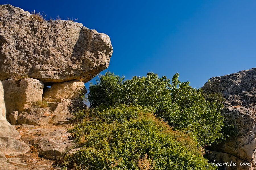 Камень в виде всадника в деревне Агиос Томас