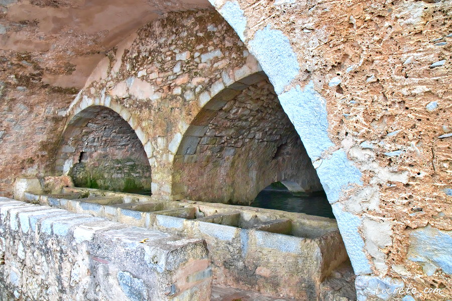 Мегали Вриси. Акведук и фонтан в Краси. Остров Крит