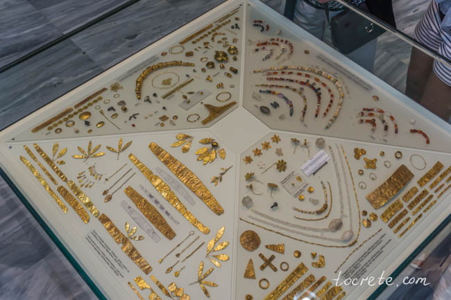 Золотые украшения, найденные на раскопках в Мессарской долине и в восточной части Крита