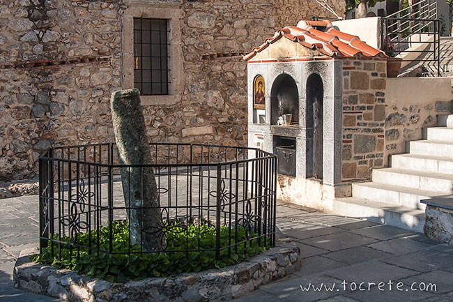 Столб, с которым икона вернулась в Монастырь Кера Кардиотисса