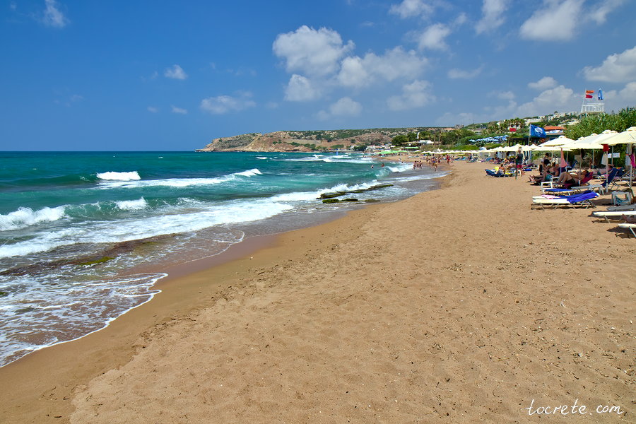 Пляж в курортном посёлке Скалета на Крите