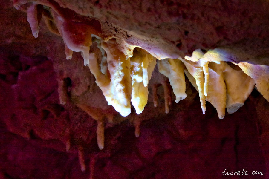 Сталактиты в пещере Сфендони на Крите
