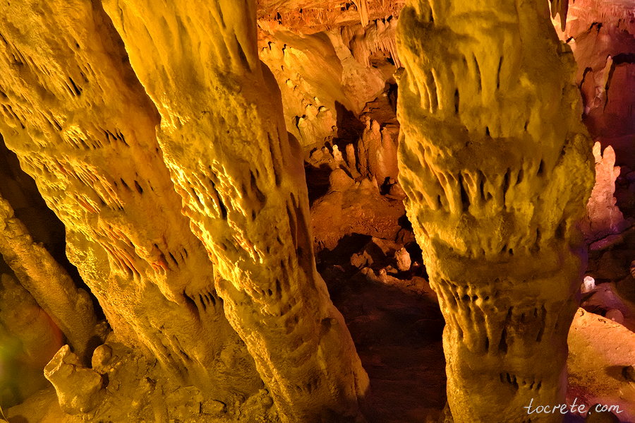 Сталагмиты в пещере Сфедони рядом с деревней Зоньяна