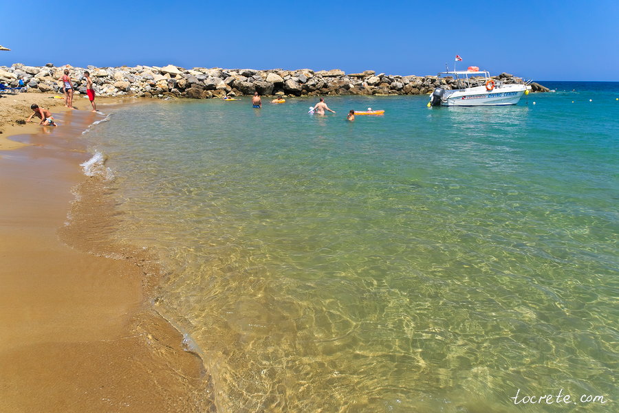 Пляж рядом с отелем Grecotel Marine Palace & Aqua Park. Панормо, о. Крит