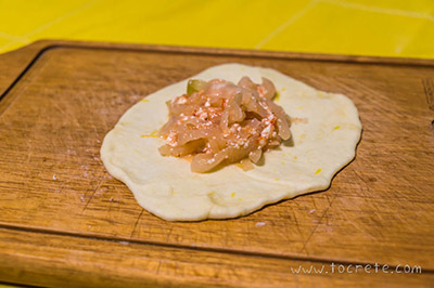 Критские пирожки с луком и творогом
