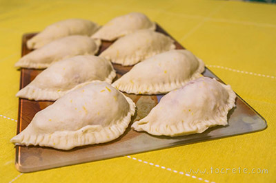 Критские пирожки с луком и творогом