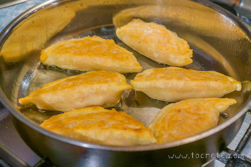 Критские пирожки с луком и творогом