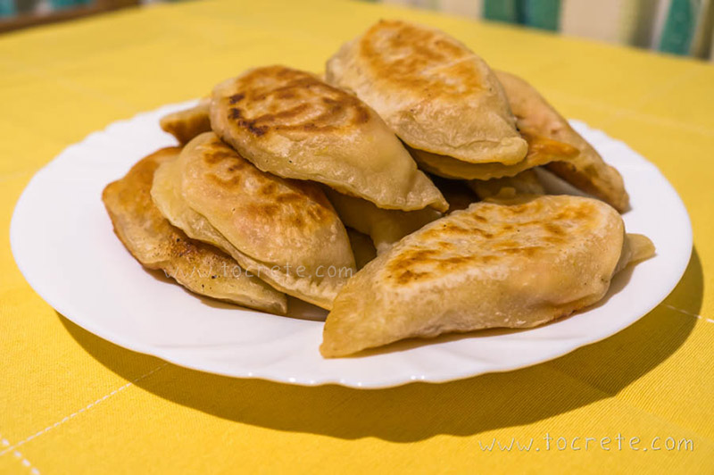 Критские пирожки с луком и творогом