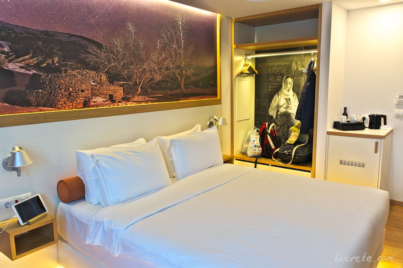 Картина над кроватью в номере OLIVE GREEN Hotel